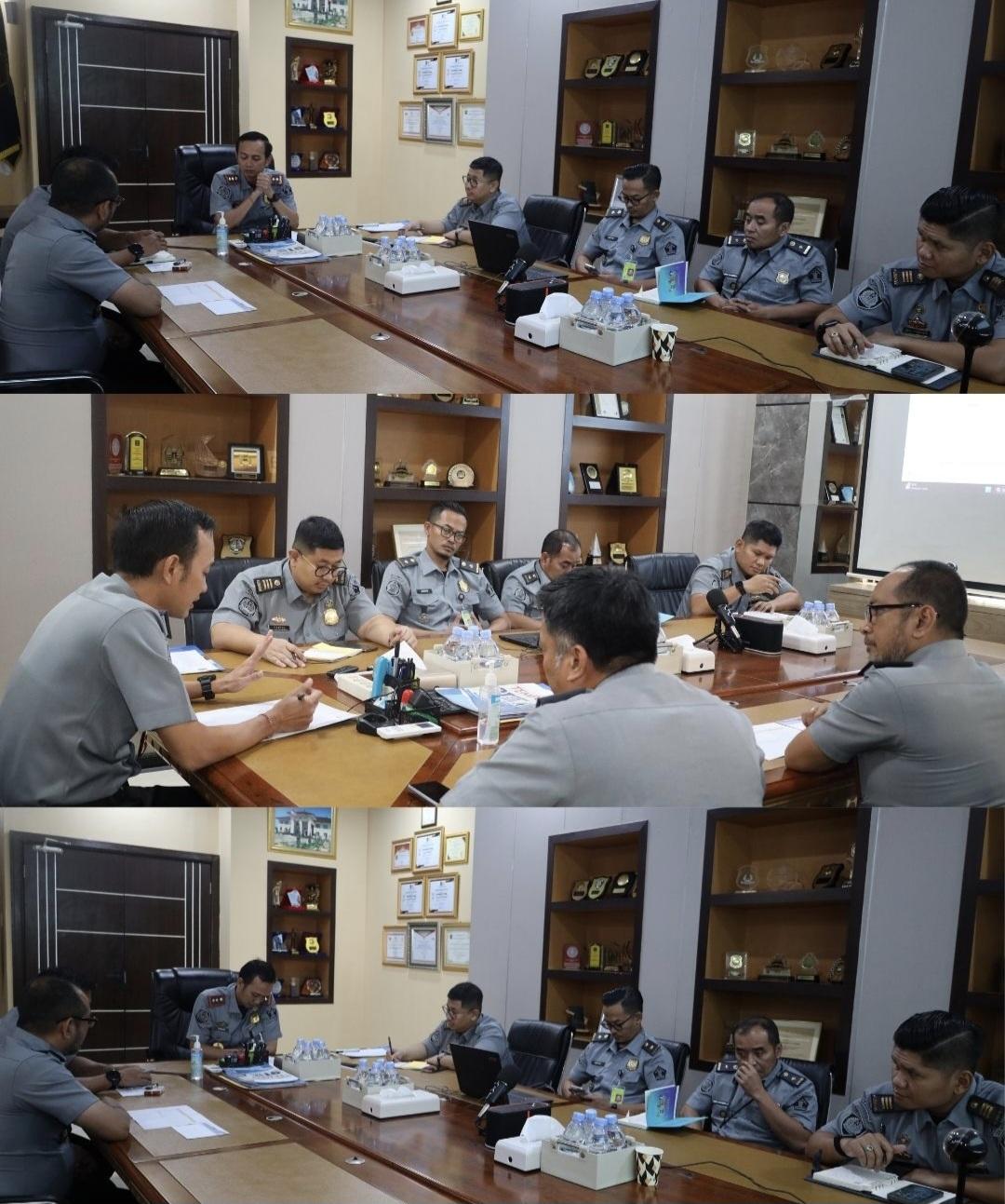 Kantor Imigrasi Cirebon melaksanakan rapat rutin yang membahas sejumlah agenda penting guna meningkatkan kinerja dan kualitas pelayanan,
