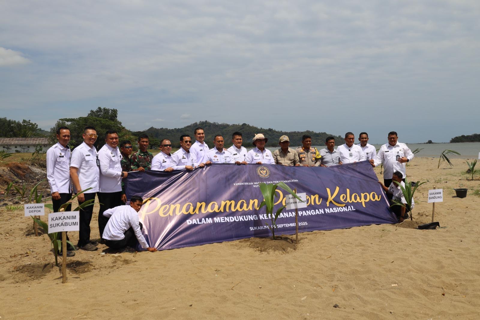 Imigrasi Jabar Tanam Bibit Kelapa di Pantai Ciletuh Sukabumi untuk Dukung Ketahanan Pangan